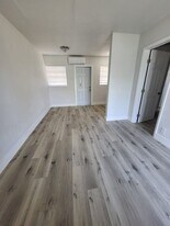 137 SW 5th Ct in Dania Beach, FL - Building Photo