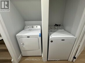 35 Shalom Crescent in Toronto, ON - Building Photo - Building Photo