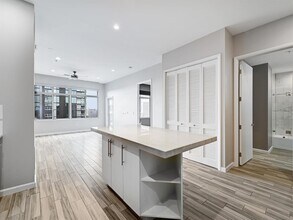 54 Rainey St in Austin, TX - Foto de edificio - Building Photo