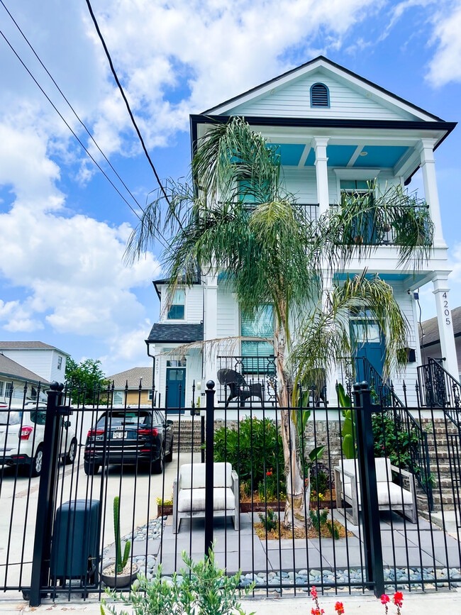 property at 4205 S Prieur St