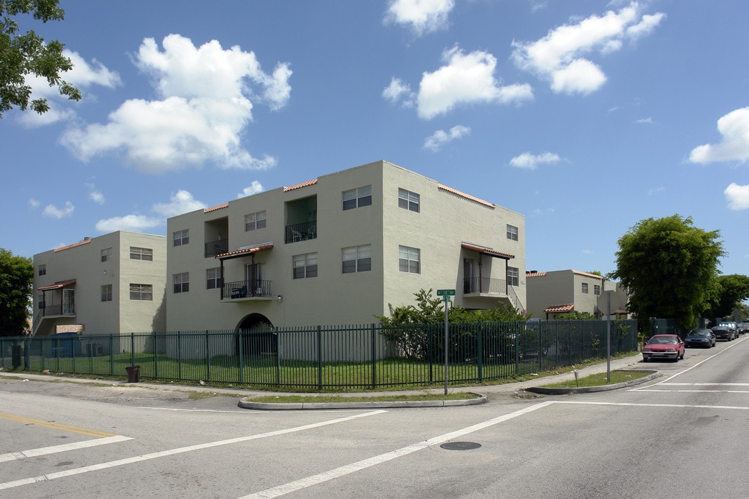 Westland 49 Apartments in Hialeah, FL - Foto de edificio