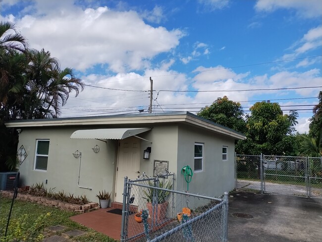 2641 Funston St, Unit Near Everything Studio in Hollywood, FL - Building Photo - Building Photo