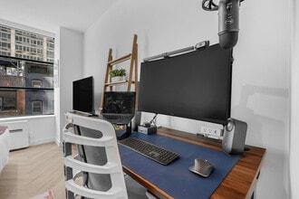 980 6th Ave in New York, NY - Building Photo - Building Photo