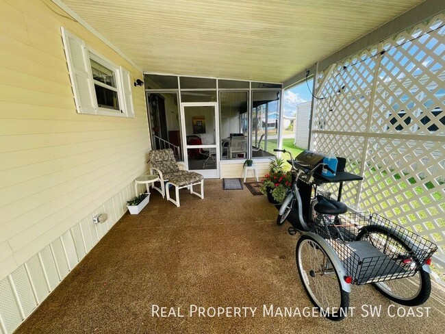 102 Queen Palm Dr in Naples, FL - Building Photo - Building Photo