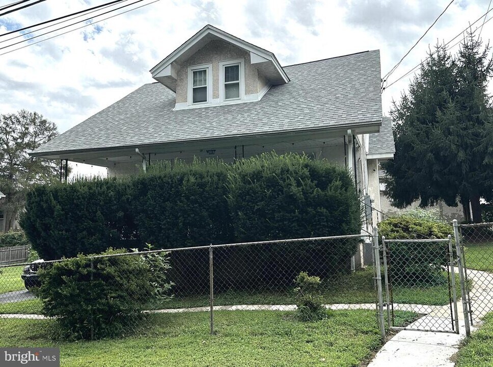 11 Elmwood Ave in Bala Cynwyd, PA - Building Photo