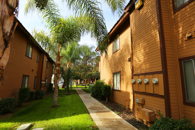 Cedarvale Apartments in Bakersfield, CA - Foto de edificio - Building Photo