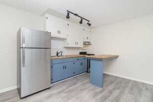 2009 Commerce Blvd, Unit #205 in Mound, MN - Building Photo