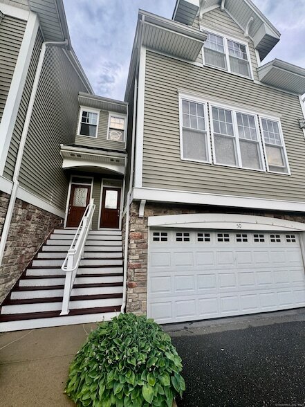 50 Lawrence Ave in Danbury, CT - Building Photo - Building Photo