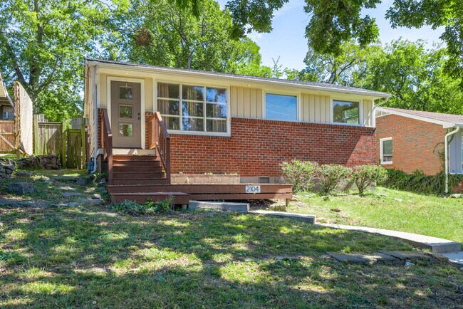 2104 15th Ave S in Nashville, TN - Foto de edificio - Building Photo