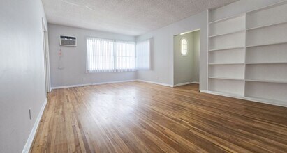 457-459 Kelton Ave in Los Angeles, CA - Building Photo - Interior Photo