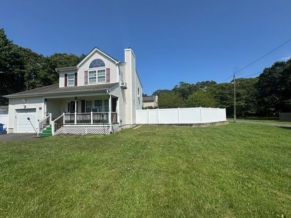 83 A Lynbrook Rd in Mastic Beach, NY - Building Photo