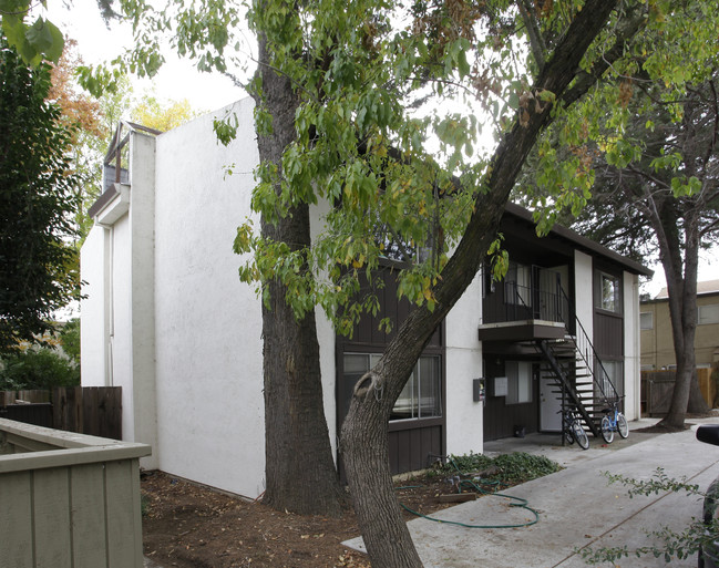 1432 Drake Dr in Davis, CA - Foto de edificio - Building Photo