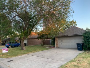 217 N Bugle Dr in Fort Worth, TX - Foto de edificio - Building Photo