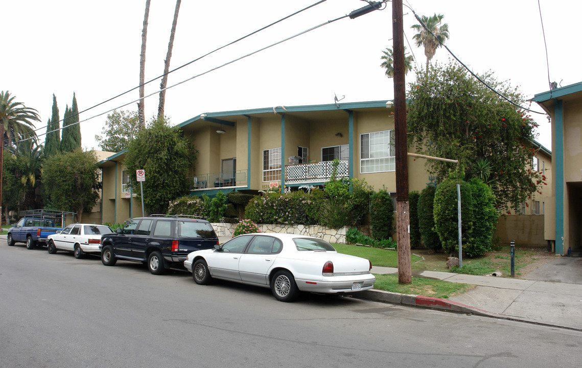 8526 Willis Ave in Panorama City, CA - Foto de edificio