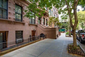 38 W 69th St in New York, NY - Building Photo - Building Photo