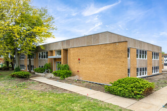400 S Main Pl in Carol Stream, IL - Building Photo - Building Photo