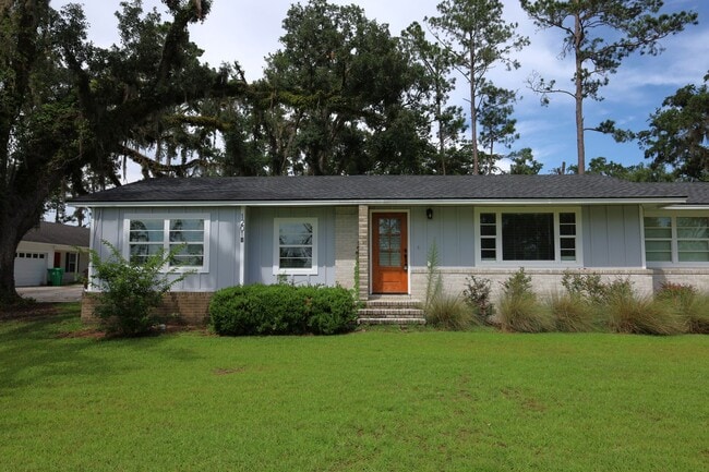 property at 1201 N Oak St