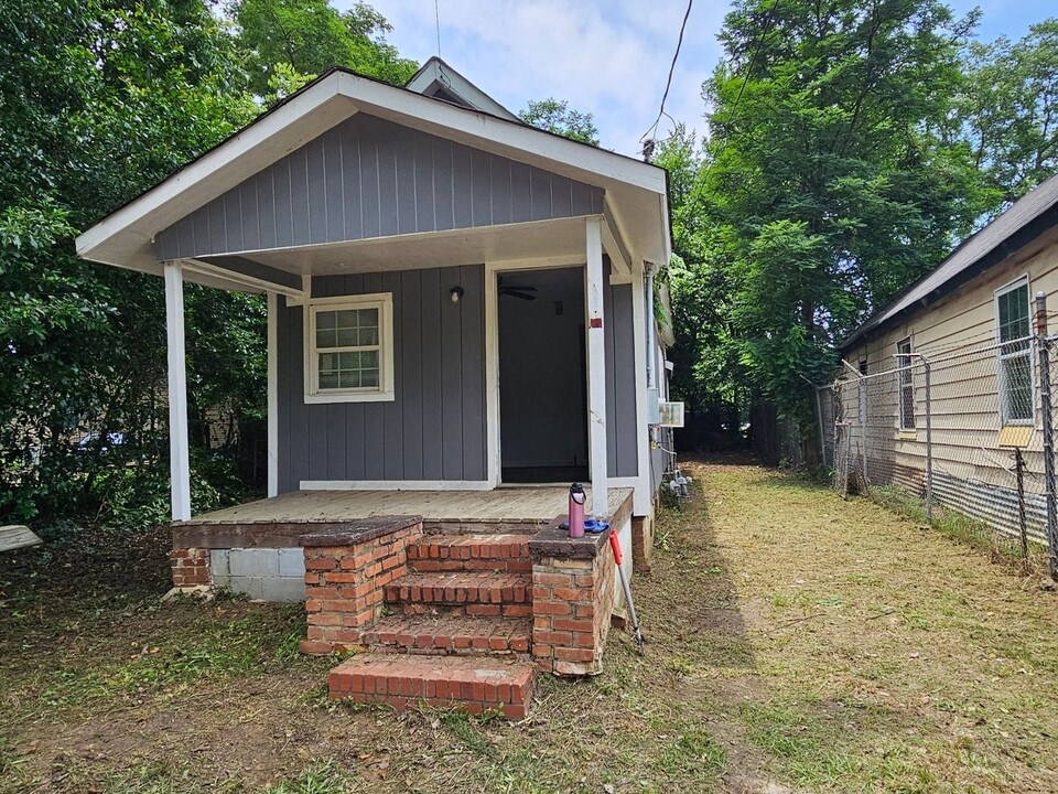 1012 Pine St in Fort Valley, GA - Building Photo