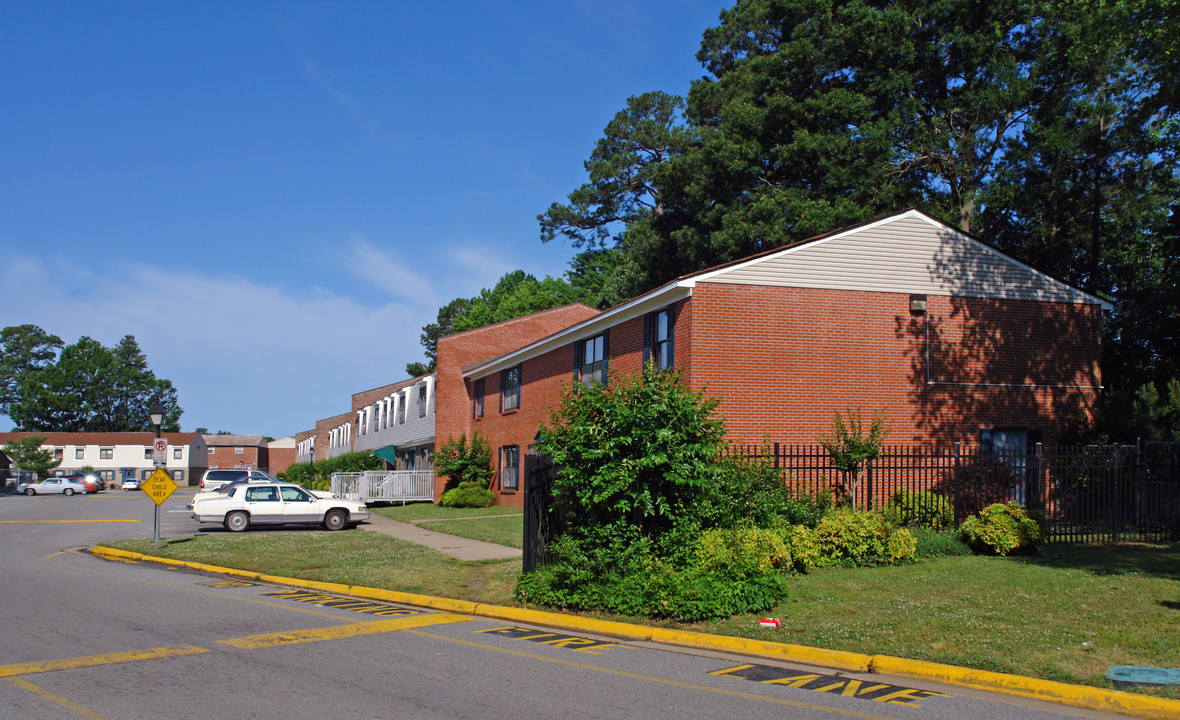 Brighton Apartments in Newport News, VA - Foto de edificio