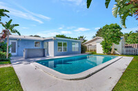 105 Beverly Rd W in Jupiter, FL - Foto de edificio - Building Photo