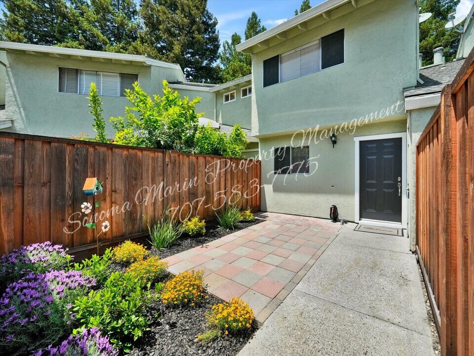576 Racquet Club Cir in Rohnert Park, CA - Building Photo