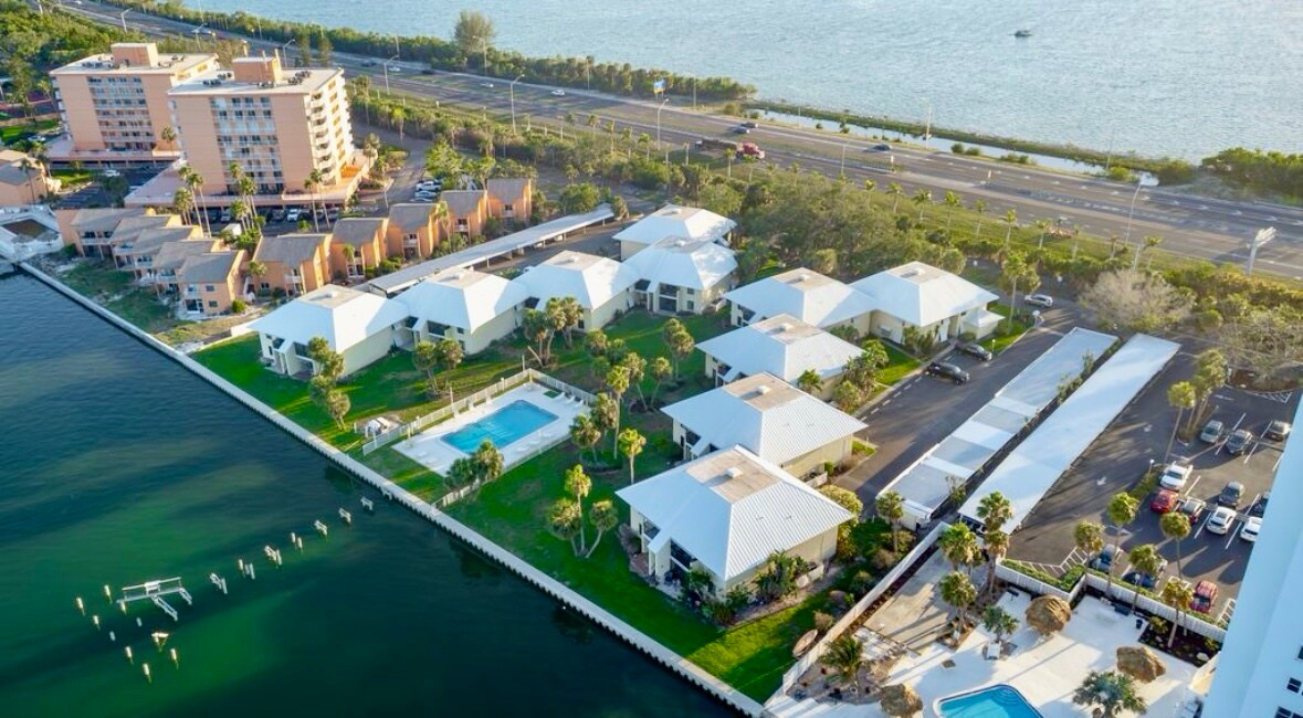 7310 Sunshine Skyway Ln S in St. Petersburg, FL - Building Photo