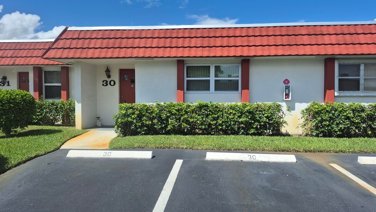 5800 Fernley Dr W in West Palm Beach, FL - Building Photo