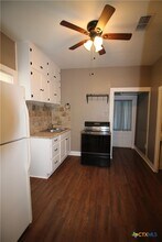 516 E Mountain St in Seguin, TX - Building Photo - Building Photo