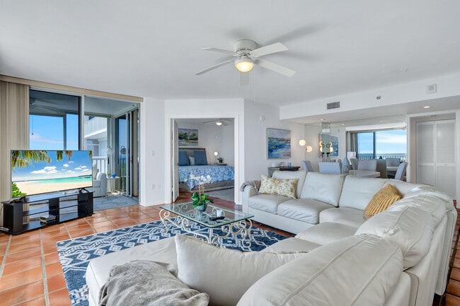 6361 Pelican Bay Blvd, Unit 904 in Naples, FL - Foto de edificio - Building Photo