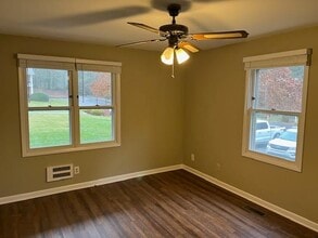 102 Boyd Dr in Flat Rock, NC - Building Photo - Building Photo