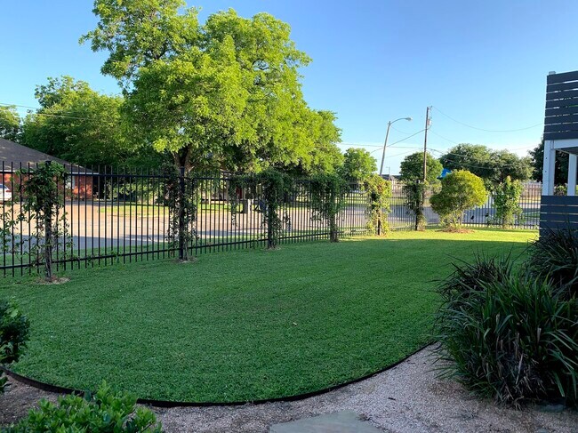 1325 Bagby Ave, Unit C in Waco, TX - Building Photo - Building Photo
