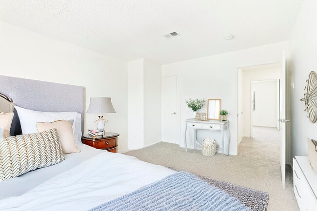 Elevate Properties in Fairfield, CA - Foto de edificio - Building Photo