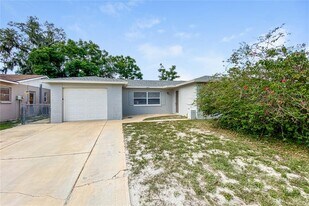 7525 Foxbloom Dr in Port Richey, FL - Building Photo