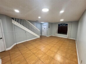 7005 NW 173rd Dr in Miami Gardens, FL - Foto de edificio - Building Photo