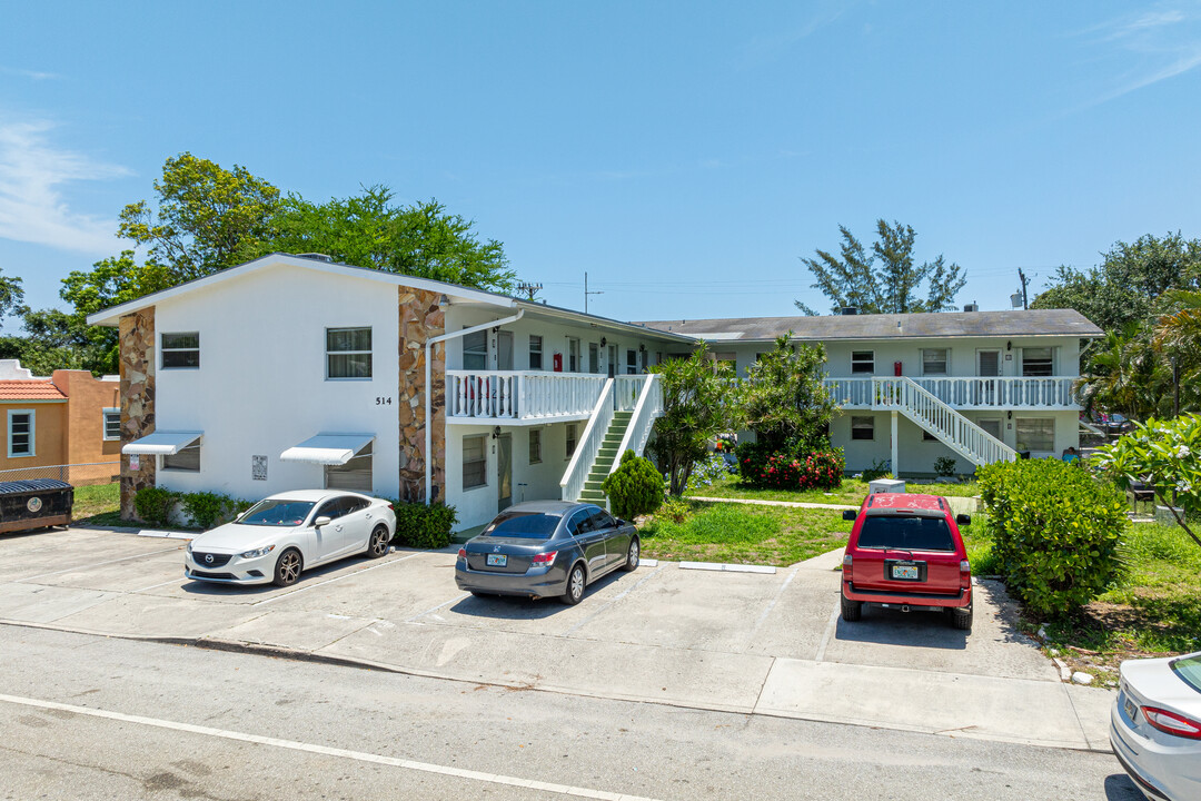 Hovianna Ii Apts Condos in Lake Worth, FL - Building Photo