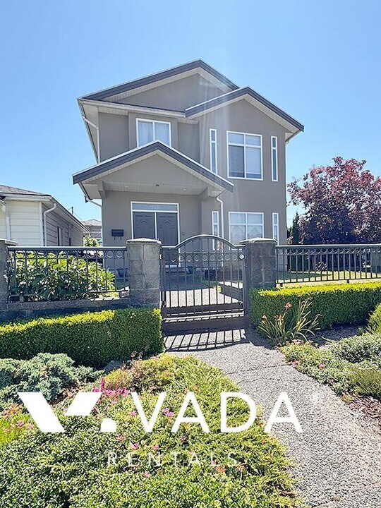4402 Oxford St in Burnaby, BC - Building Photo