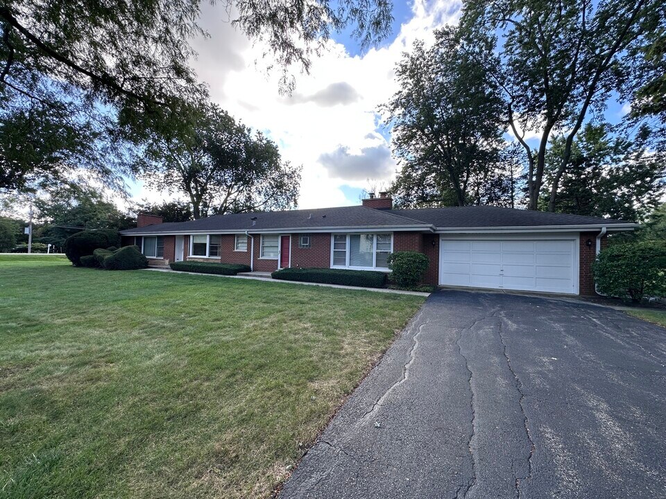 2300 Landwehr Rd in Northbrook, IL - Foto de edificio