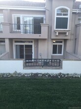 7265 Calabria Ct in San Diego, CA - Foto de edificio - Building Photo