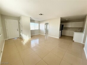 2353 Exeter Dr, Unit B in Las Vegas, NV - Building Photo - Building Photo