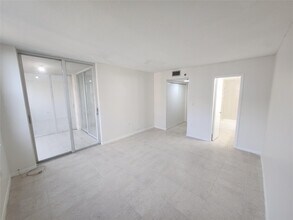 17890 W Dixie Hwy in North Miami Beach, FL - Building Photo - Building Photo