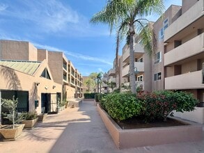 450 E 4th St, Unit 437 in Santa Ana, CA - Foto de edificio - Building Photo