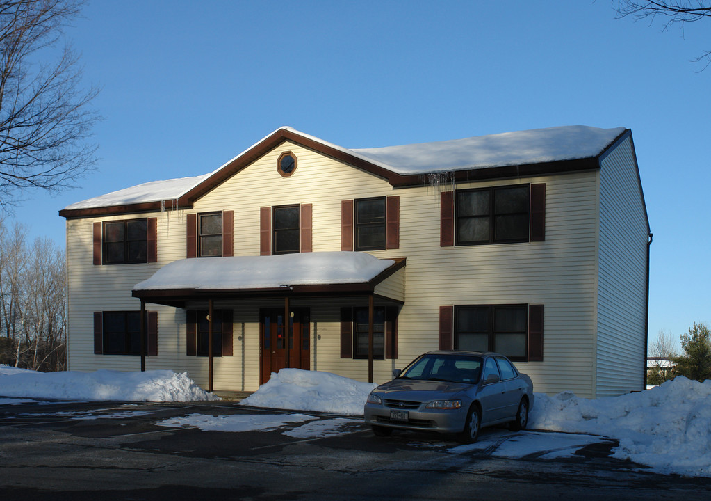 2 Golden Pond Ct in Saratoga Springs, NY - Building Photo