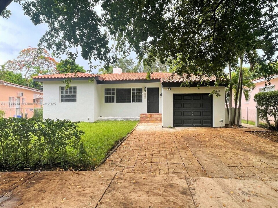 845 Lorca St in Miami, FL - Building Photo