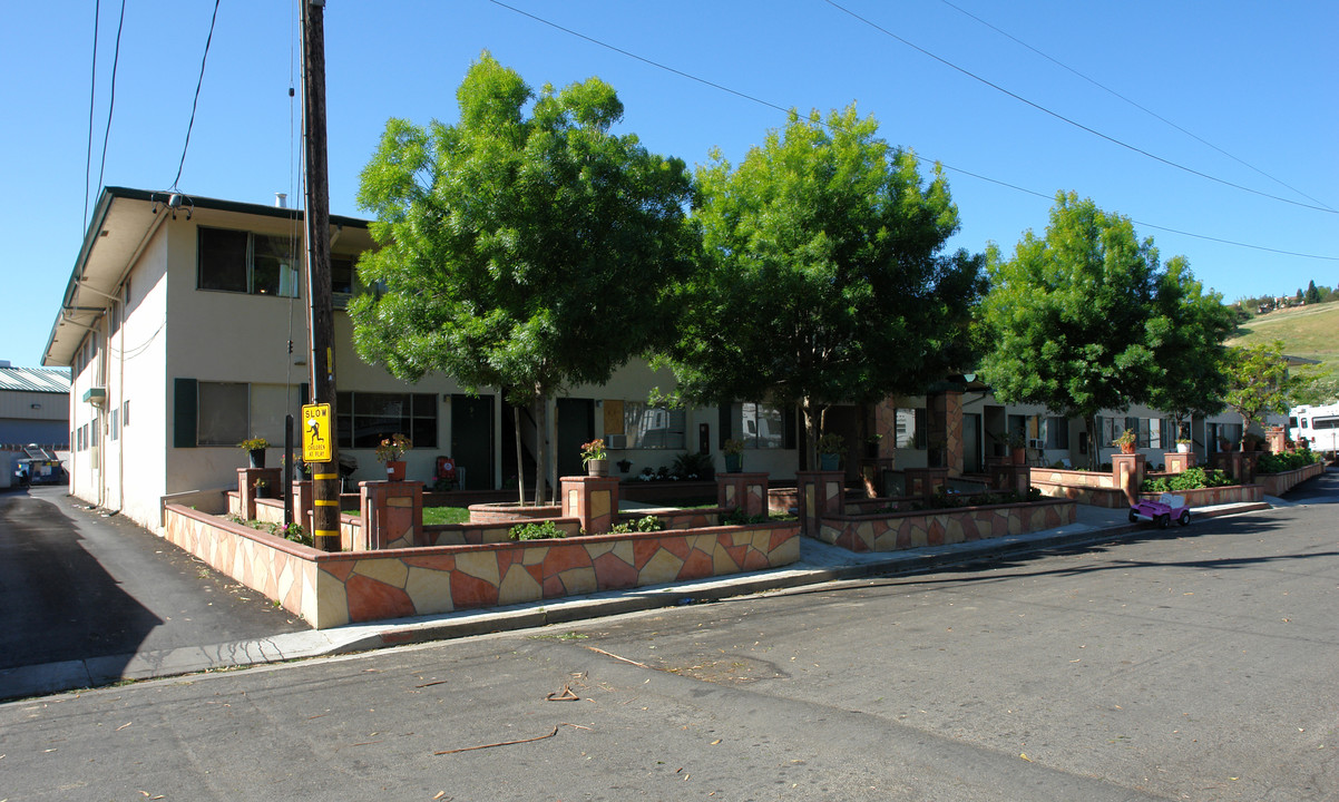 Hanson Court Apartments in Martinez, CA - Building Photo