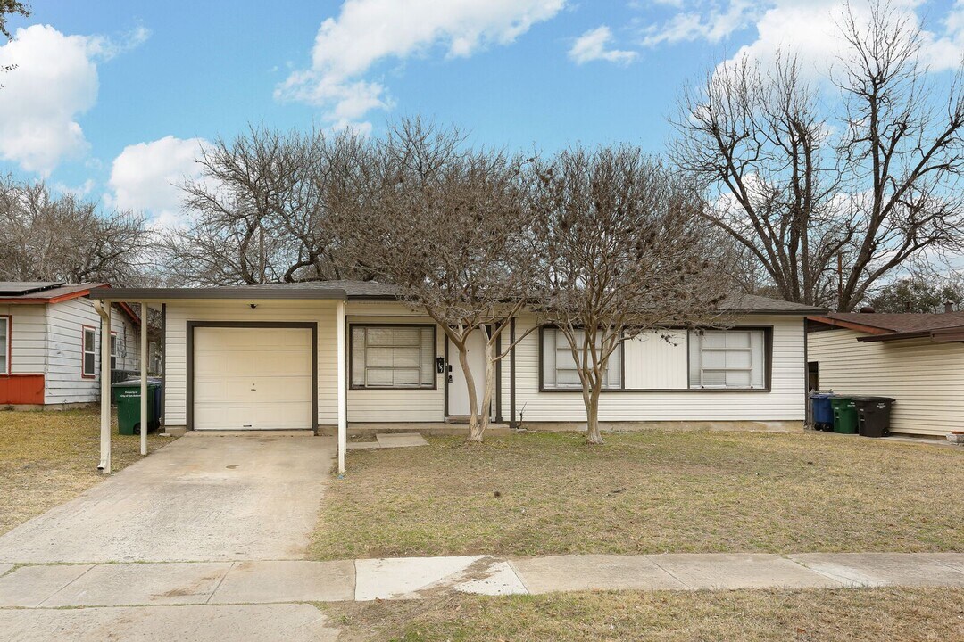 151 Pilgrim Dr in San Antonio, TX - Building Photo