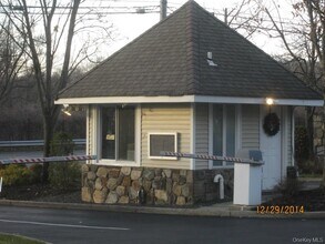 141 Winchester Dr in Yonkers, NY - Building Photo - Building Photo