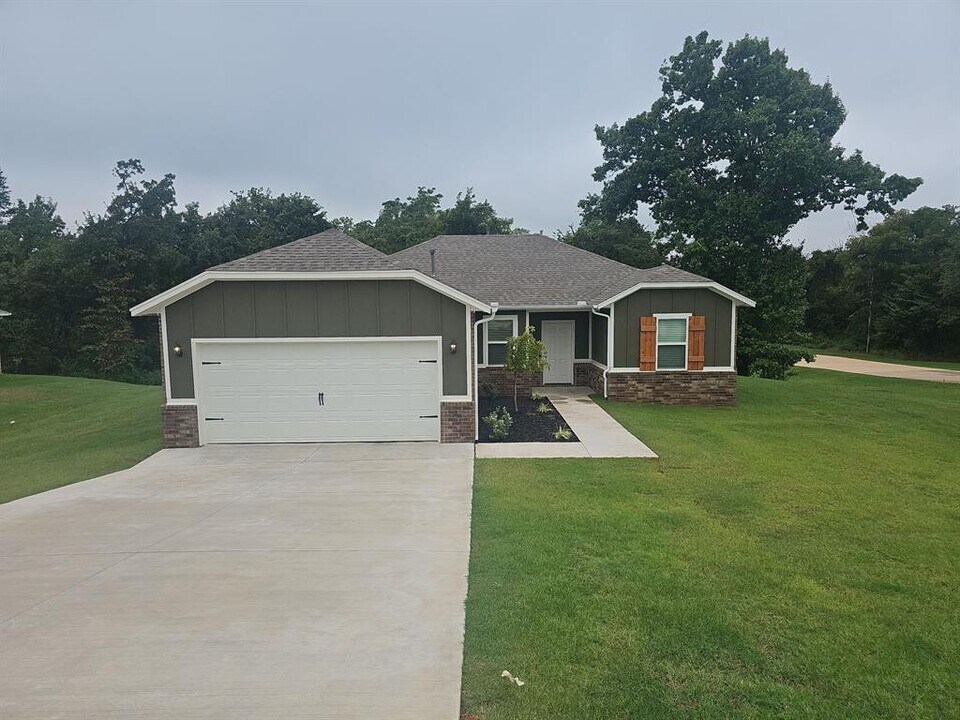 11751 SWEEPING LN in Guthrie, OK - Building Photo
