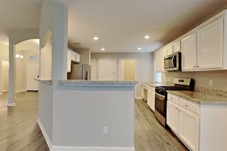 8831 Aberdeen Oaks Dr in Houston, TX - Building Photo - Building Photo