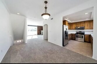 5200 Premiere Hills Cir, Unit 244 in Woodland Hills, CA - Building Photo - Building Photo