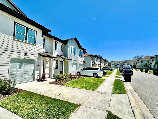 1047 Plantation Ln in Davenport, FL - Foto de edificio - Building Photo